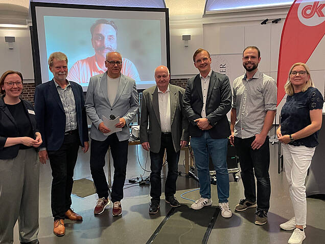 Öffnet die Seite 'Podiumsdiskussion zur Oberbürgermeisterwahl in der Markthalle' Petra Gerlach, Manuel Paschke, Alexander Mittag, Gerwin Möller, Thomas Breuer, Jürgen Beckstette und Dr. Grit Fisser (v.r.n.l.) sowie Joshka Kuty (h.)