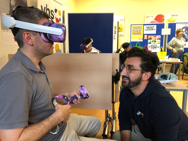 Deniz Kurku und Hasan Bicerik beim Ausprobieren einer VR Brille